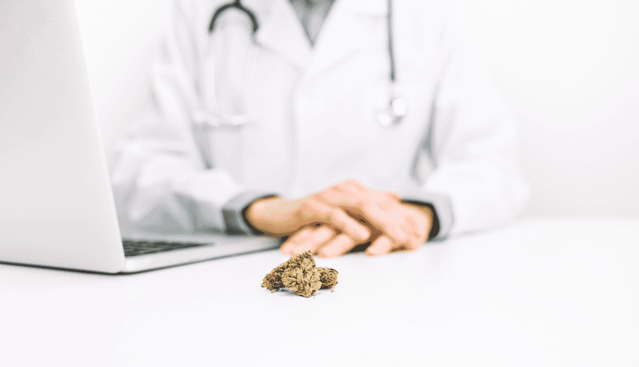 Ein Arzt am Schreibtisch